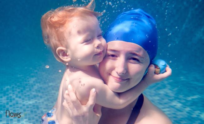 Activité Bébé Nageurs dans l'eau avec sa maman chez Flows à la Chapelle d’Armentières