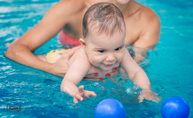Activité Bébé Nageurs jouant dans l'eau chez Flows à la Chapelle d’Armentières